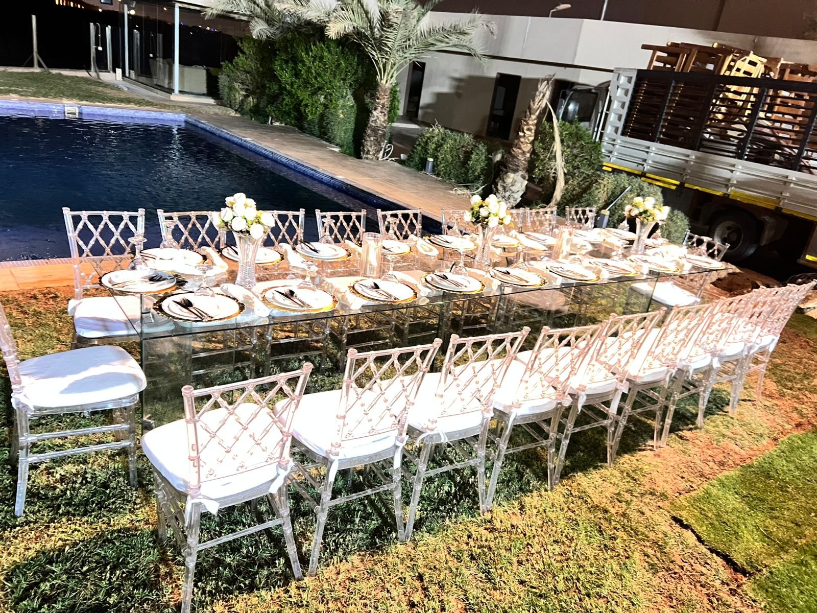 كراسي وطاولات