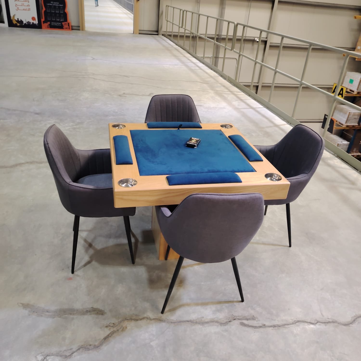 طاولات وكراسي
