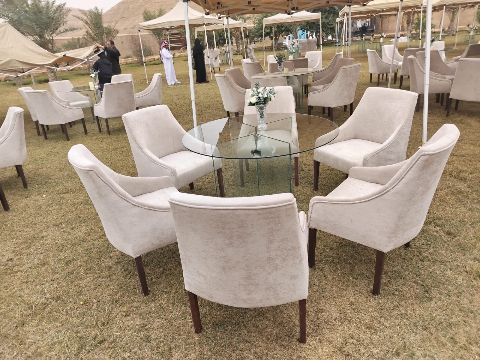 كراسي وطاولات