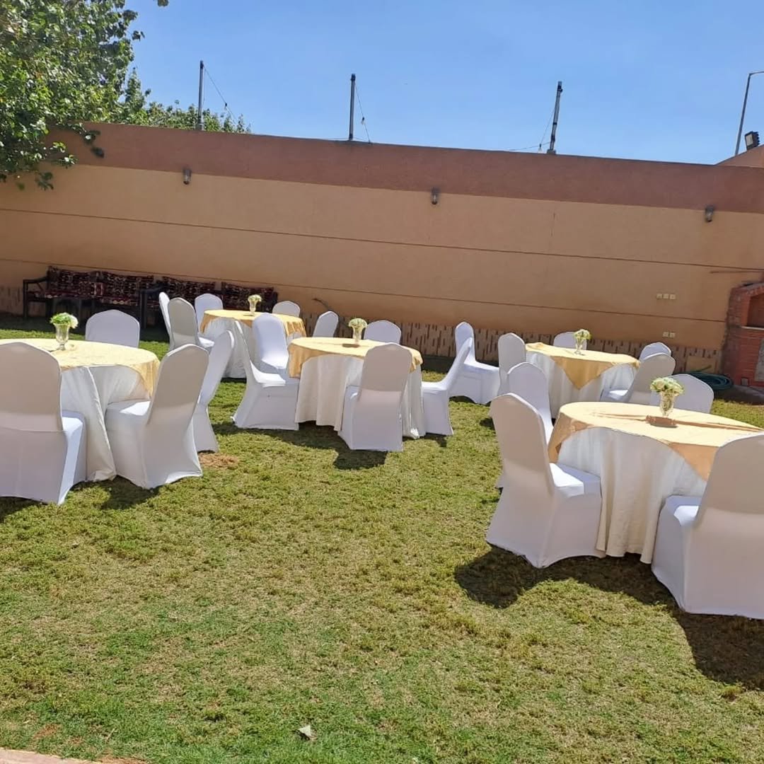 كراسي وطاولات