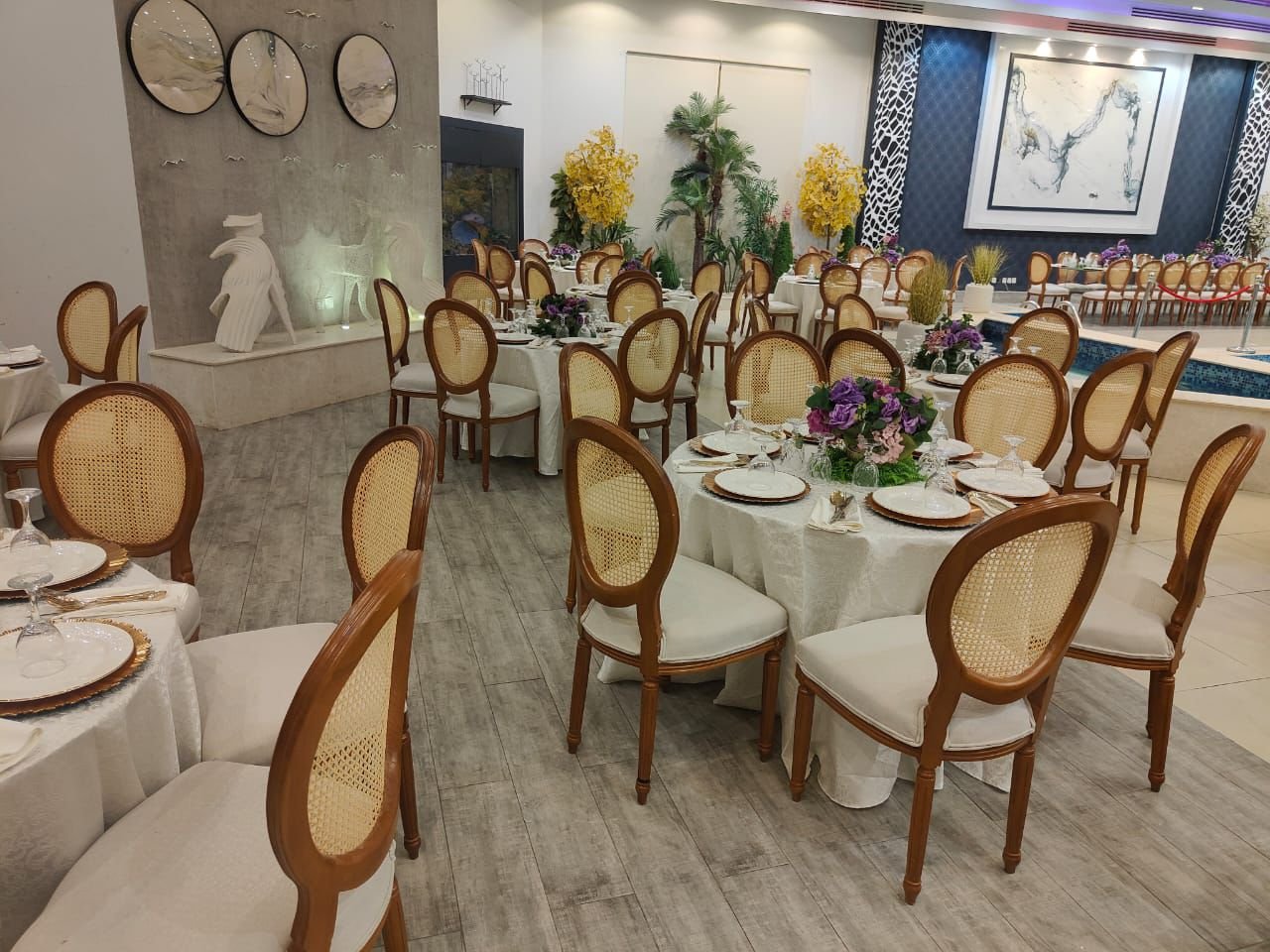 كراسي وطاولات