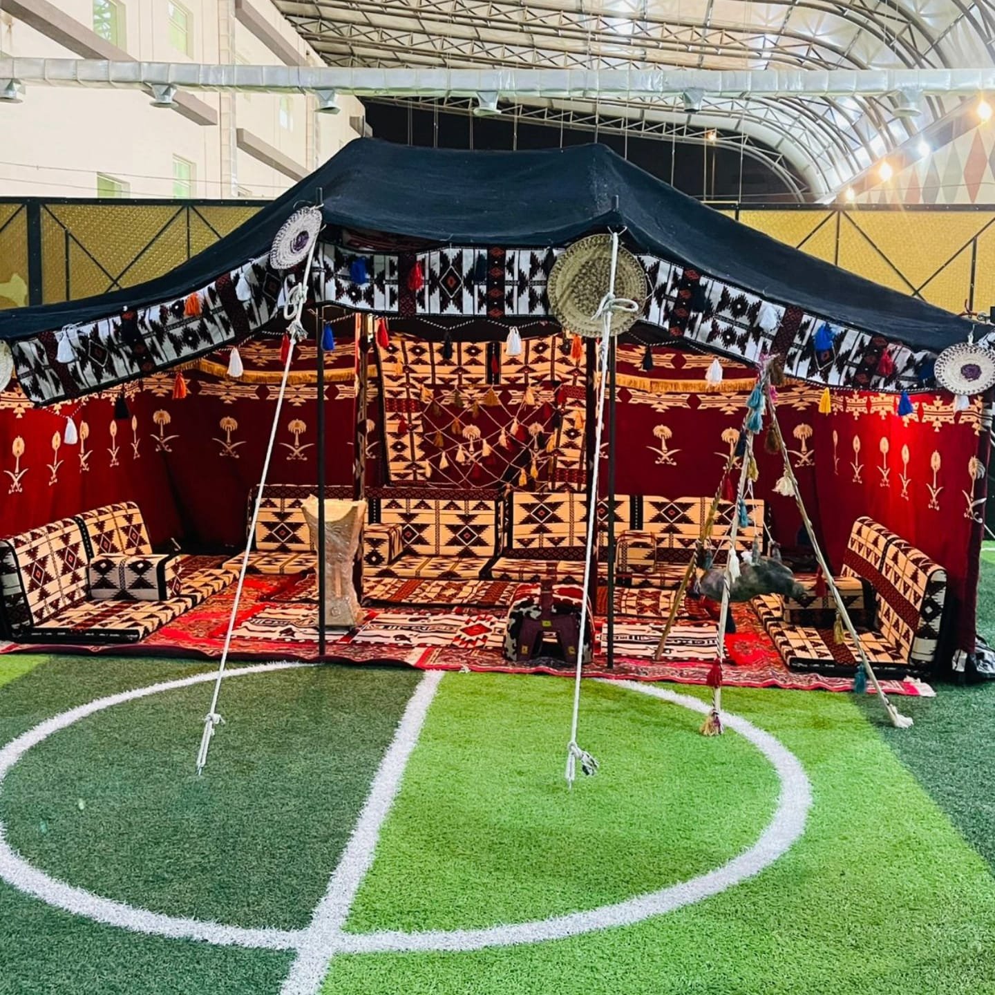 كراسي وطاولات