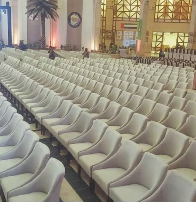 صفوف كراسي بيضاء