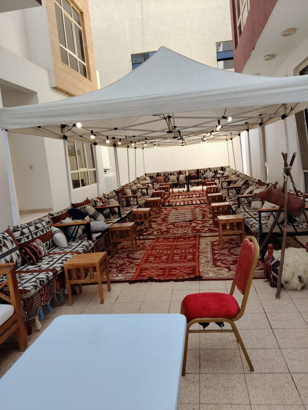 مجلس عربي تحت خيمة كبير