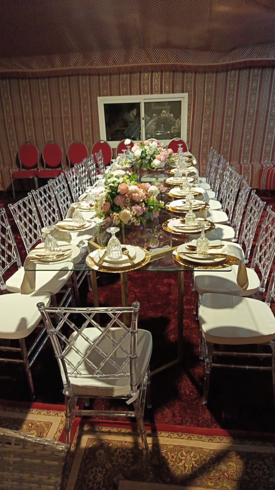 طاولات وكراسي