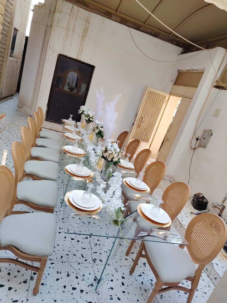 تنسيق طاولة زجاجية داخلية مع شموع وورود