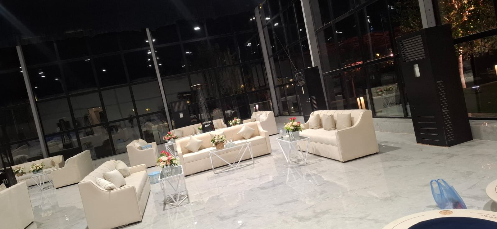 قاعة داخلية بتجهيز فاخر