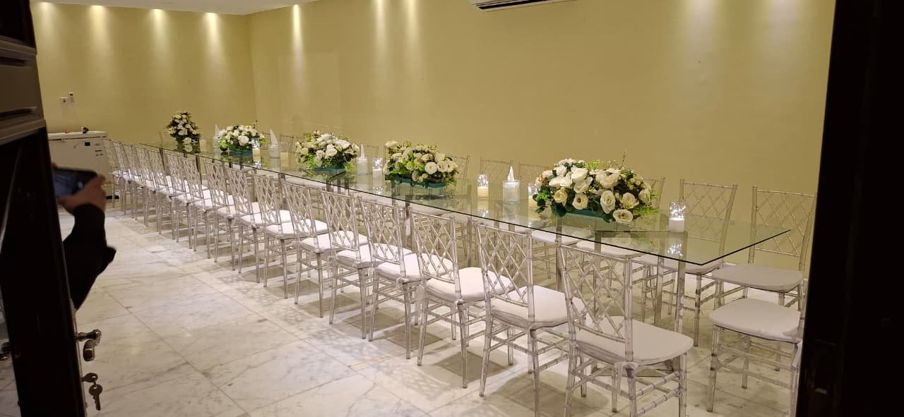 طاولة زجاجية طويلة داخلية بورد أبيض وشموع