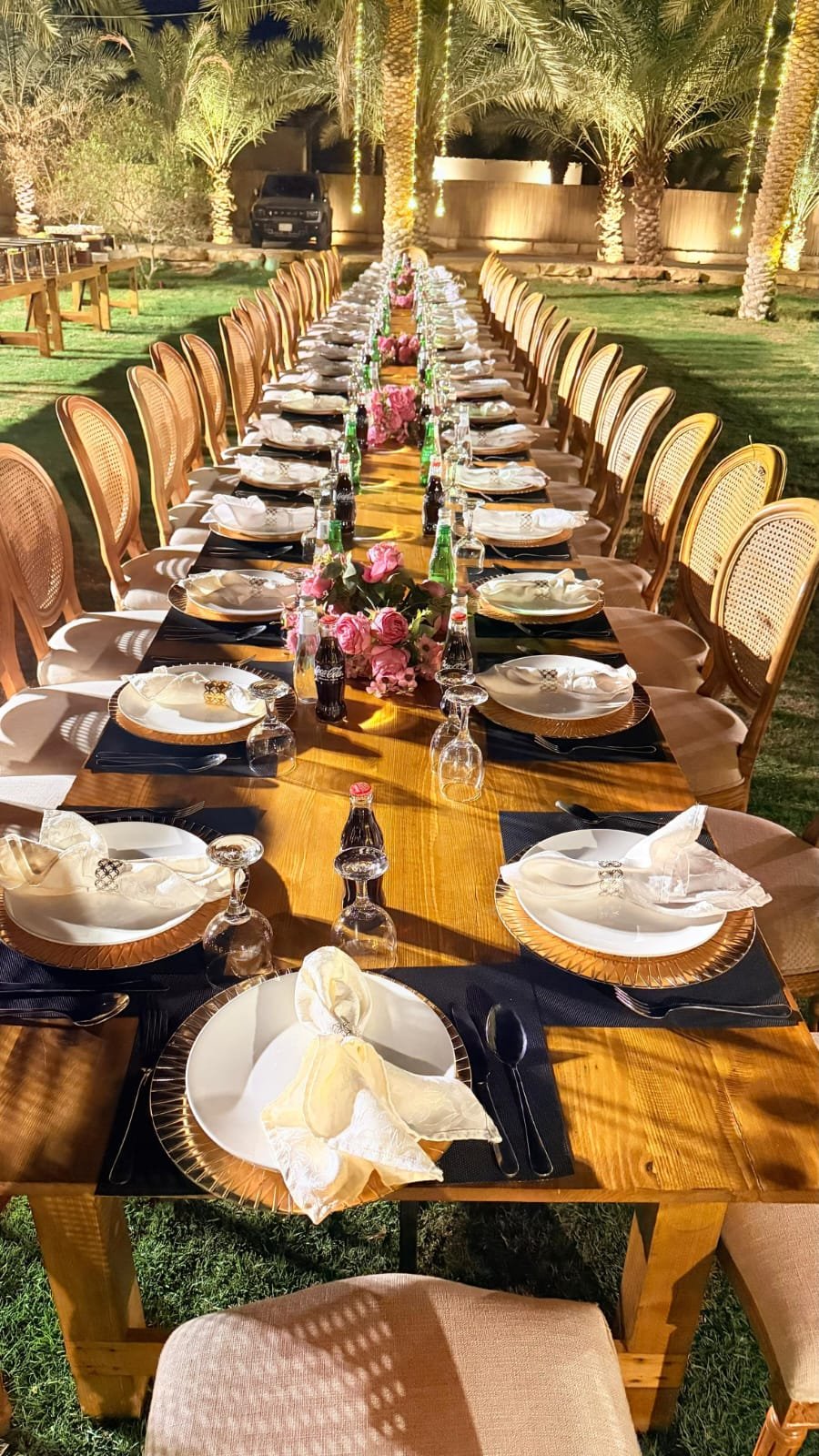 طاولة دائرية زجاجية مع كراسي بيضاء