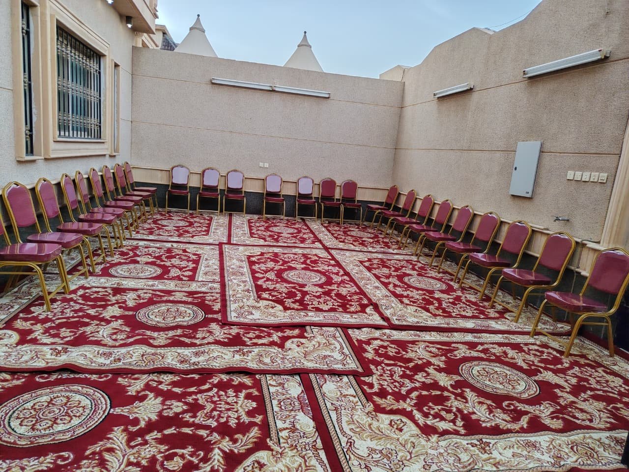 تجهيز داخلي بسجاد أحمر وكراسي