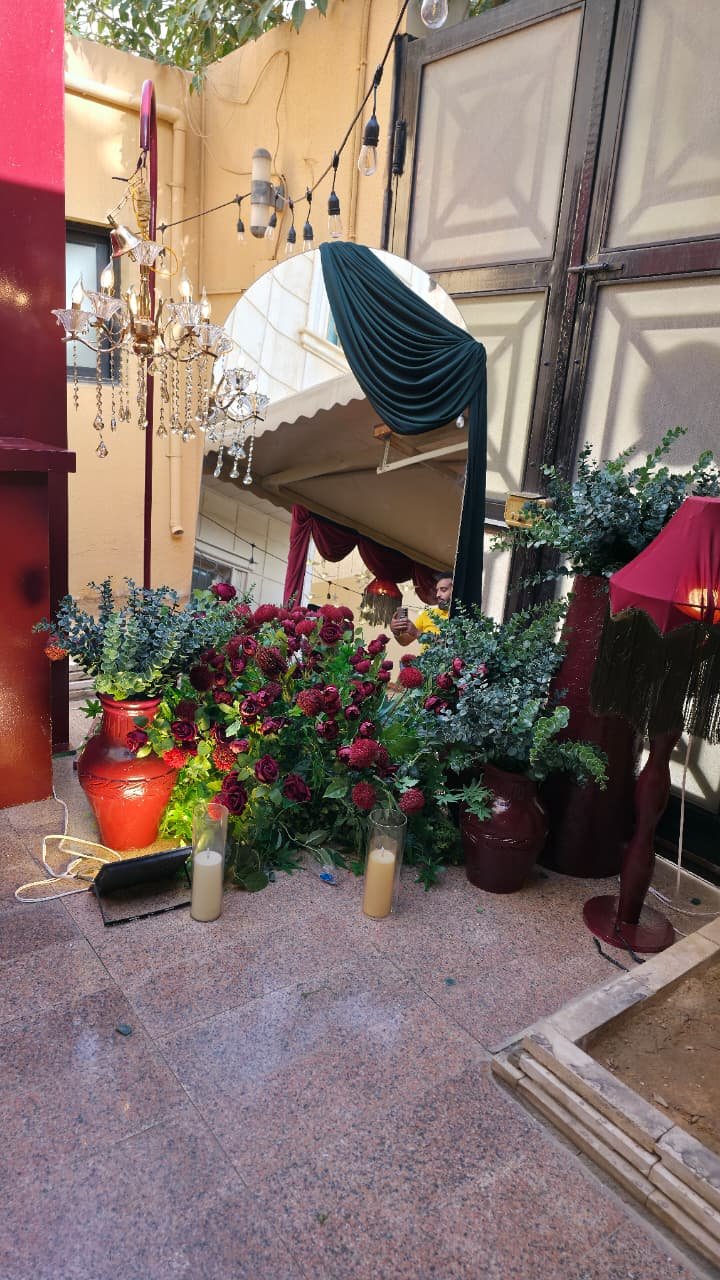 مرآة ترحيبية خارجية مع ورد أحمر