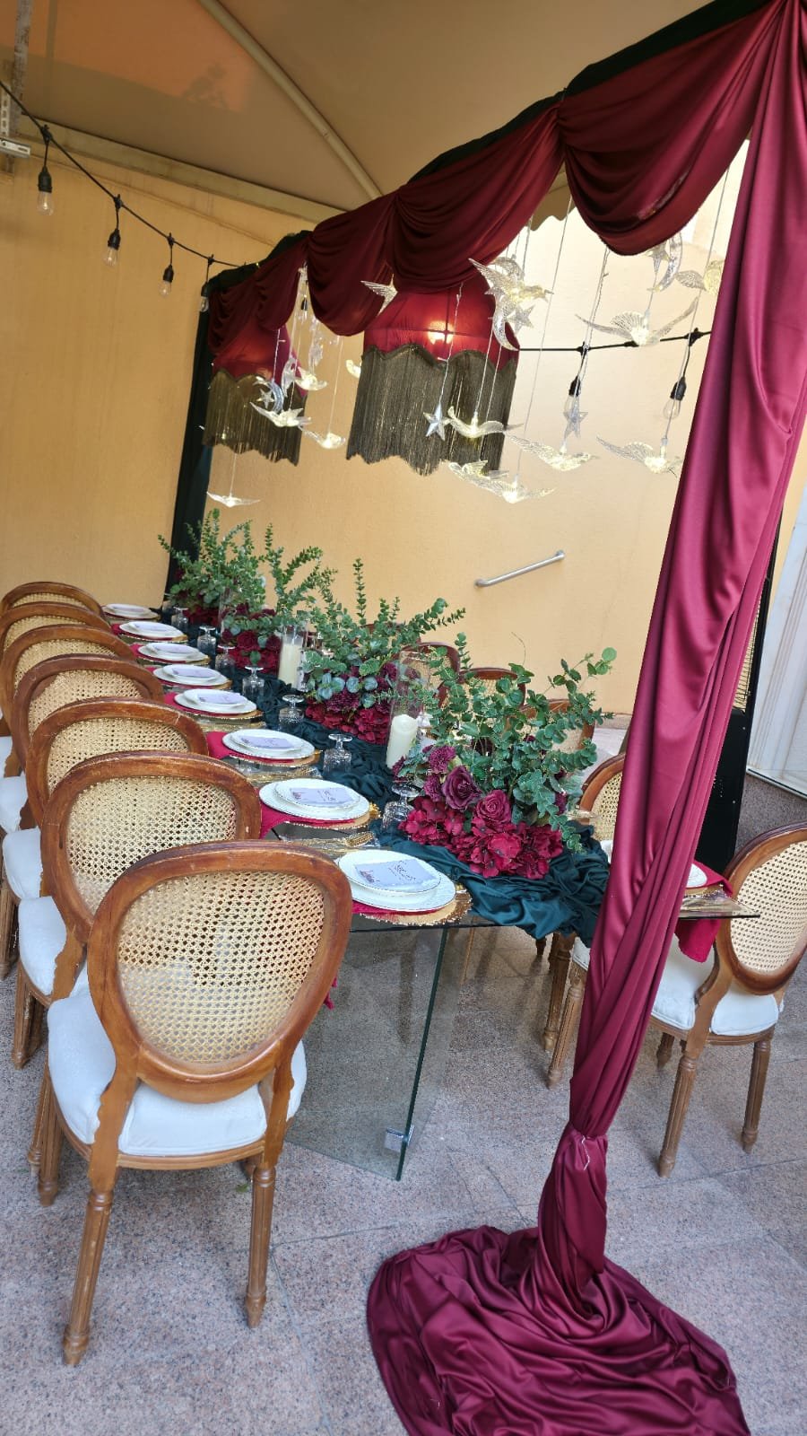 طاولة زجاجية خارجية مع تنسيق أخضر وأحمر