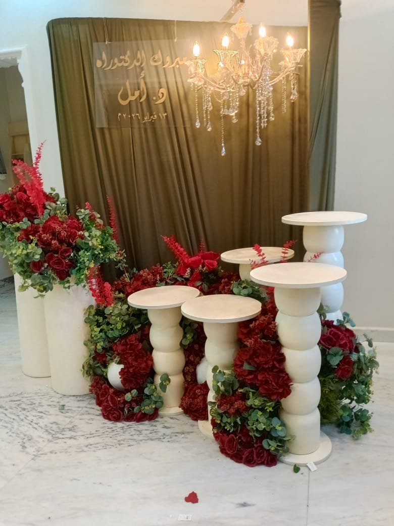 طاولة زجاجية خارجية بورد وردي وبنفسجي