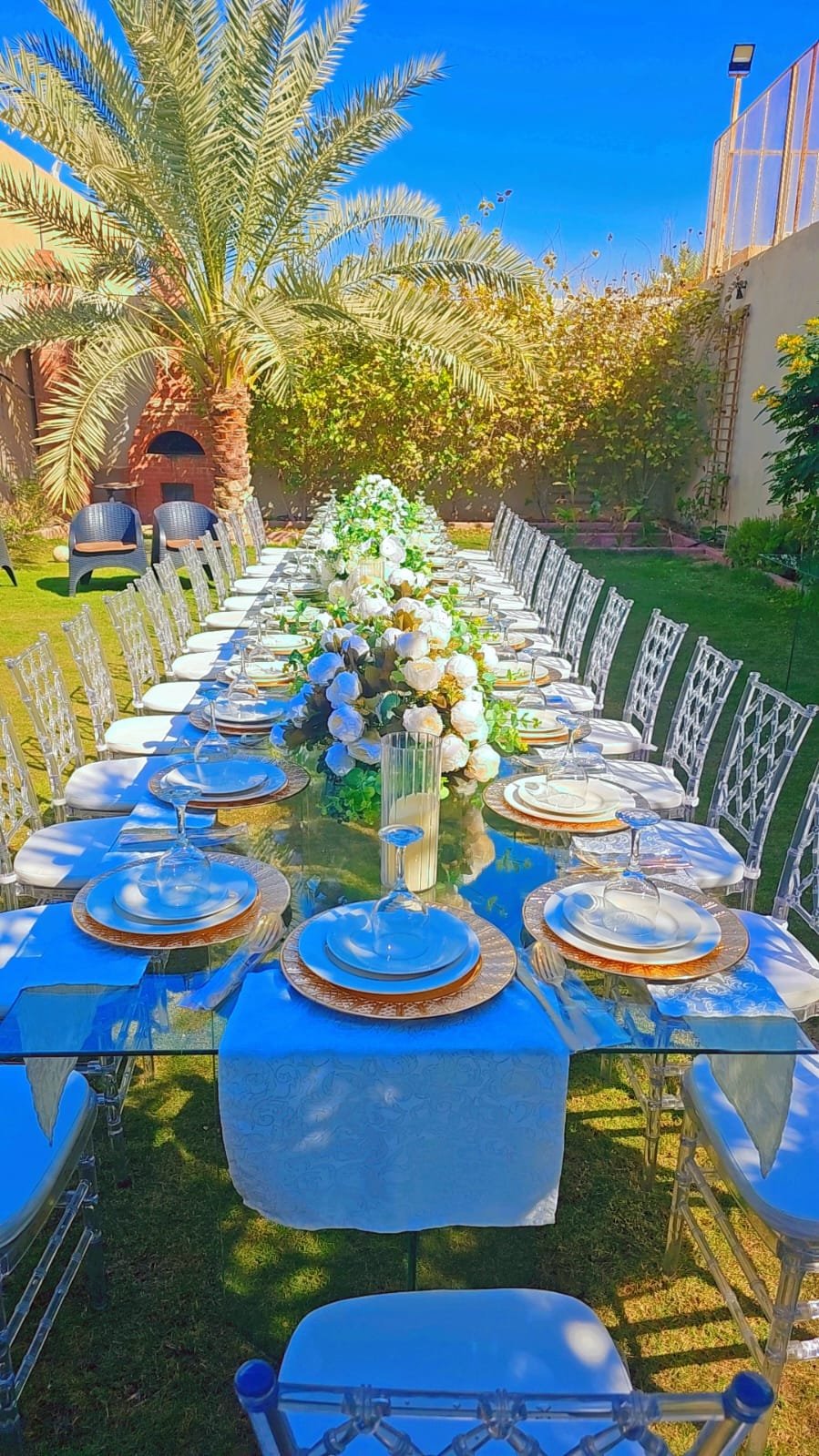 طاولات وكراسي