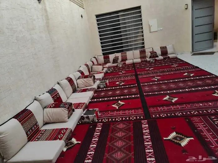 جلسة خارجية تراثية بسجاد أحمر 3