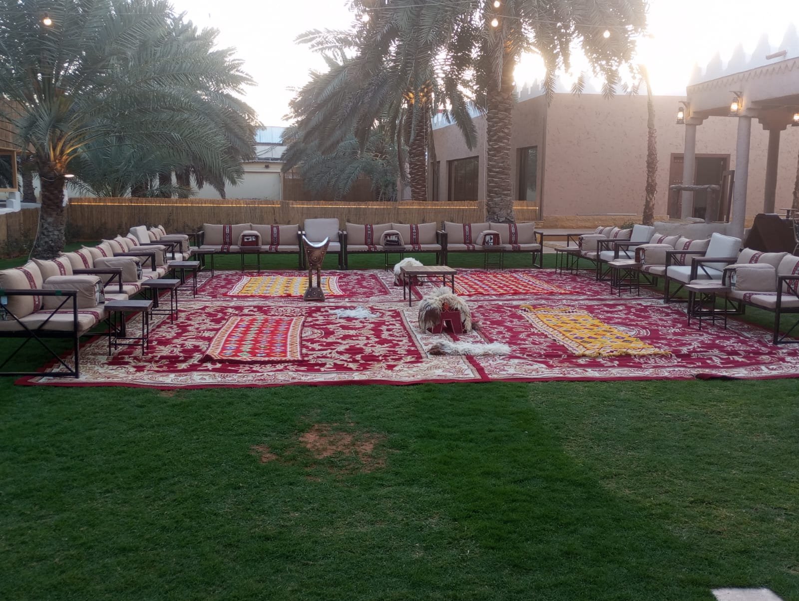 جلسة أرضية خارجية بسجاد أحمر
