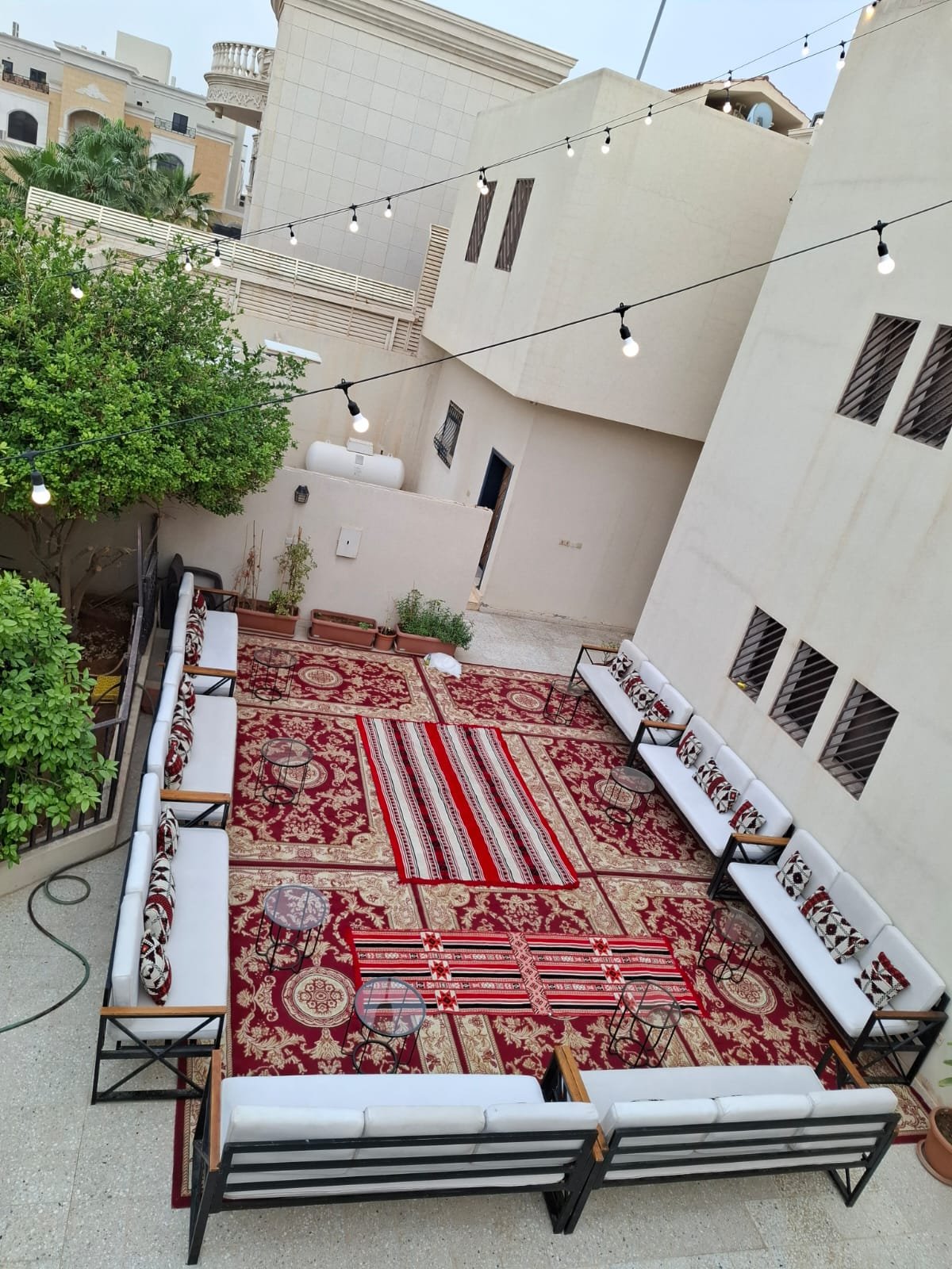 جلسة منخفضة خارجية بسجاد أحمر