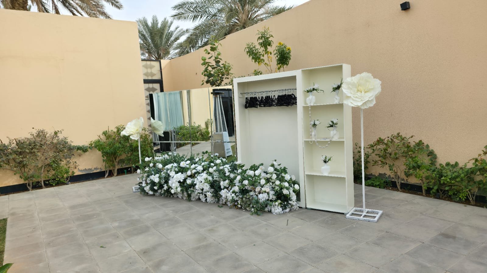 ستاند ورد أبيض خارجي